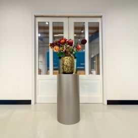 Ronde sokkel in aluminium metaal look kleur vooraanzicht