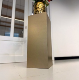 MDF sokkel gelakt met metaallak in de kleur antiek goud - onderaanzicht