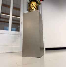 Metaal gelakte sokkel vierkant met aluminium look - onderaanzicht