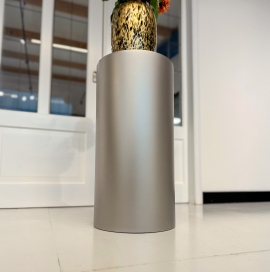 Ronde sokkel in aluminium metaal look kleur zijaanzicht