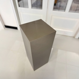 Metaal gelakte sokkel vierkant met aluminium look - bovenaanzicht