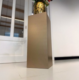 Goud metaal gelakte sokkel onderaanzicht