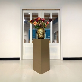 Deze houten sokkels zijn afgelakt met een metaal lak met goudkleur.