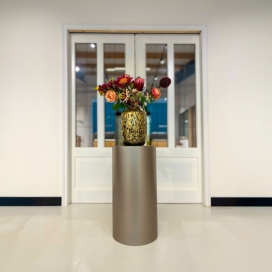 Deze houten sokkels zijn afgelakt met een metaal lak in de kleur champagne. 