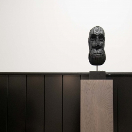 6009 - Zwart houten masker op voet  - Afrikaans masker op standaard (2) (thumbnail)